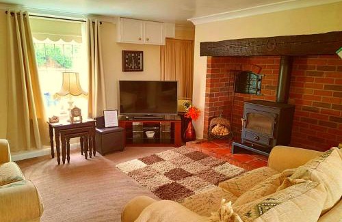 Mablethorpe and Sutton Casa | Romantic Lakeside Cottage by the Beach! with Super Cosy Log Burner! The Perfect Escape to Your Home from Home by the Sea! So Relaxing - You Won't want to Leave! Pet Friendly!