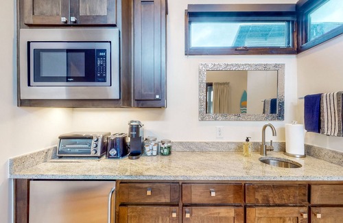 Spicewood Cabina | Romantic lakeside retreat with soaking tub, alfresco deck & WFH desk