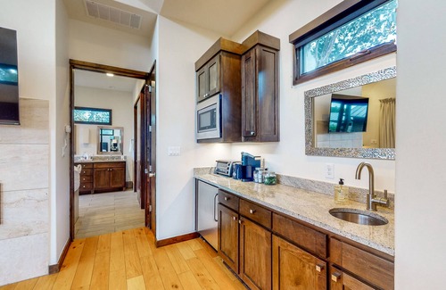 Spicewood Cabina | Romantic lakeside retreat with soaking tub, alfresco deck & WFH desk