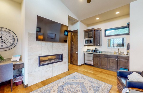 Spicewood Cabina | Romantic lakeside retreat with soaking tub, alfresco deck & WFH desk