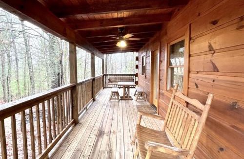 Tellico Plains Casa | Romantic Laurel Wood Home with Private Hot Tub