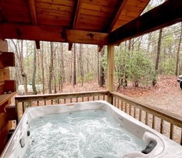 Tellico Plains Casa | Romantic Laurel Wood Home with Private Hot Tub
