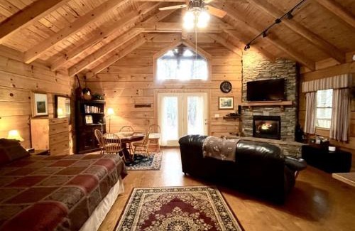 Tellico Plains Casa | Romantic Laurel Wood Home with Private Hot Tub