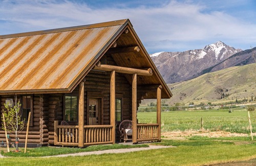 Livingston Cabina | Romantic Log Cabin in Paradise Valley, Montana