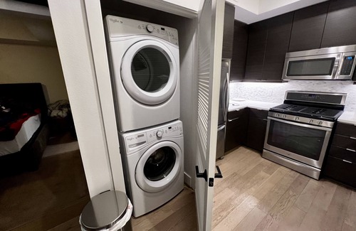 Los Angeles Condominio | Romantic Luxury Condo w/ Washer & Dryer