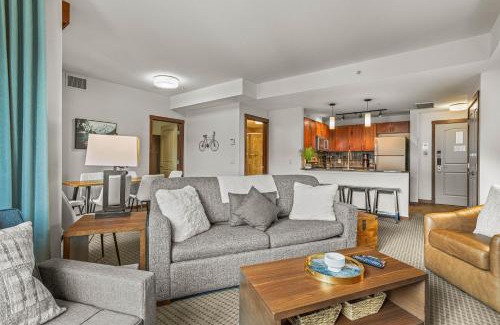 Canmore Apartamento | Romantic Mountain Escape - Hot Tubs & Private Balcony! managed by Little Sister Getaways