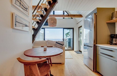LaHave Cabina | Romantic Oceanfront Retreat - Hot tub