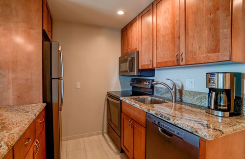 Historic Lahaina Front Street Apartamento | Condominio frente al mar en Lahaina Shores con vistas al mar barrido