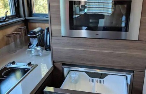 Santa Venetia Apartamento | Romantic Onsen Retreat Mid-Century Suite, Pool, Views, Sauna!