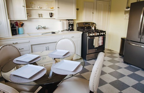 Upper East Condominio | Disfrute del lujo tranquilo con vistas al parque Alice Keck en el centro de Santa Bárbara