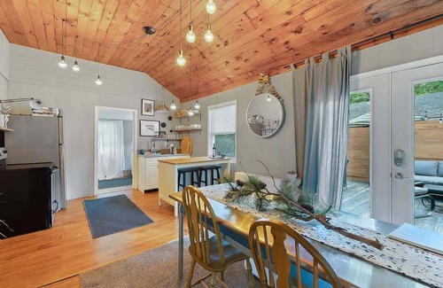 Pocono Pines Casa | Romantic Pet-Friendly Bungalow