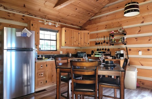 Sevierville Cabina | Romantic, Private Cabin in Smokies w/view, Hot Tub and Firepit!