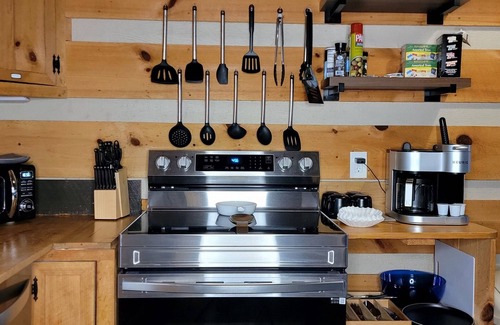 Sevierville Cabina | Romantic, Private Cabin in Smokies w/view, Hot Tub and Firepit!