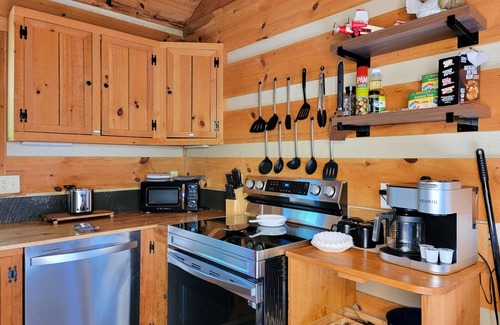 Sevierville Cabina | Romantic, Private Cabin in Smokies w/view, Hot Tub and Firepit!