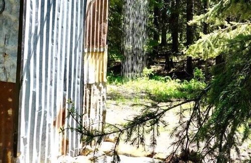 Alberta Cabina | Romantic Retreat in Tin Bins Cabin
