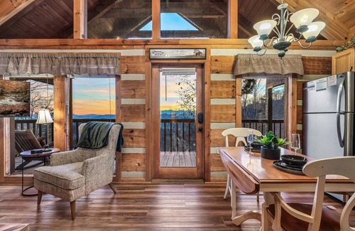 Gatlinburg - Pigeon Forge Cabina | ROMANTIC Retreat! Mountain VIEWS! NEW Hot Tub! PET Friendly! Fireplace!