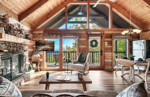 Gatlinburg - Pigeon Forge Cabina | ROMANTIC Retreat! Mountain VIEWS! NEW Hot Tub! PET Friendly! Fireplace!