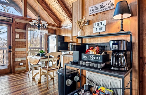 Gatlinburg - Pigeon Forge Cabina | ROMANTIC Retreat! Mountain VIEWS! NEW Hot Tub! PET Friendly! Fireplace!
