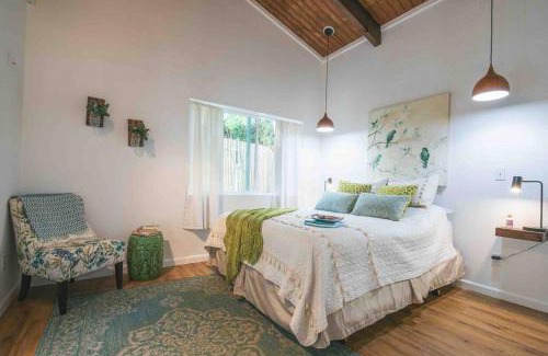 Ohia Estates Casa | Romantic Retreat, Relax at Hot-tub, Indoor & Outdoor shower, firepit, 5 min to Hawaii Volcano park