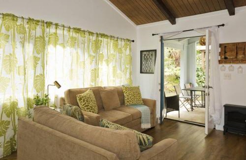 Ohia Estates Casa | Romantic Retreat, Relax at Hot-tub, Indoor & Outdoor shower, firepit, 5 min to Hawaii Volcano park