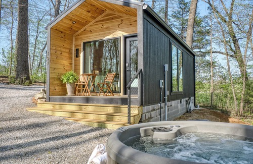 Sparta Casa | Romantic Retreat With Hot Tub