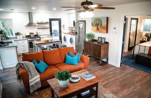Mariposa Cabina | Romantic River Cabin w/ Hot Tub, views, spa bathroom, Close to 2 Yosemite Gates
