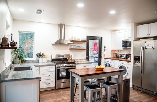 Mariposa Cabina | Romantic River Cabin w/ Hot Tub, views, spa bathroom, Close to 2 Yosemite Gates