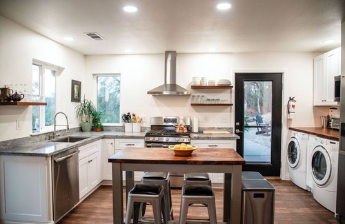 Mariposa Cabina | Romantic River Cabin w/ Hot Tub, views, spa bathroom, Close to 2 Yosemite Gates