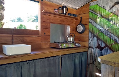 Busserolles Cabina | Romantic riverfront shepherds' hut with outdoor kitchen w/firepit