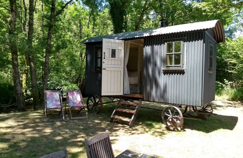 Busserolles Cabina | Romantic riverfront shepherds' hut with outdoor kitchen w/firepit