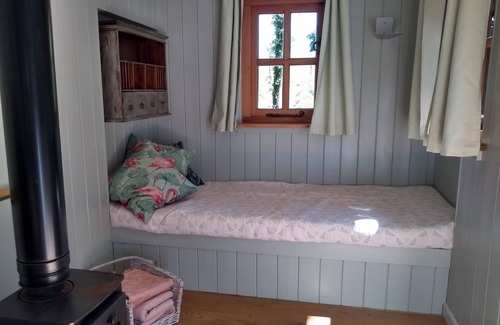 Busserolles Cabina | Romantic riverfront shepherds' hut with outdoor kitchen w/firepit