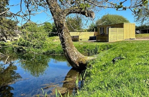 Legbourne Cabina | Romantic Riverside En-suite Cabin with Private Hot Tub
