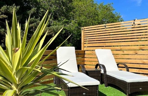 Legbourne Cabina | Romantic Riverside En-suite Cabin with Private Hot Tub