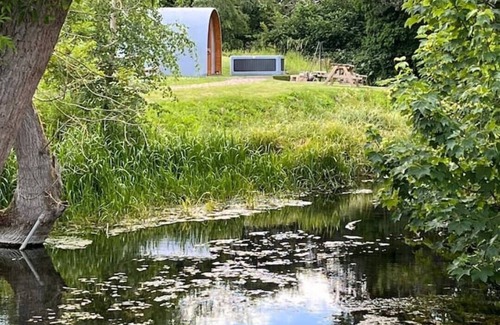 Legbourne Cabina | Romantic Riverside Pod with Private Hot Tub