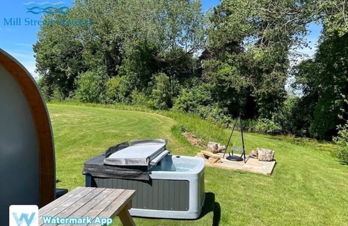 Legbourne Cabina | Romantic Riverside Pod with Private Hot Tub