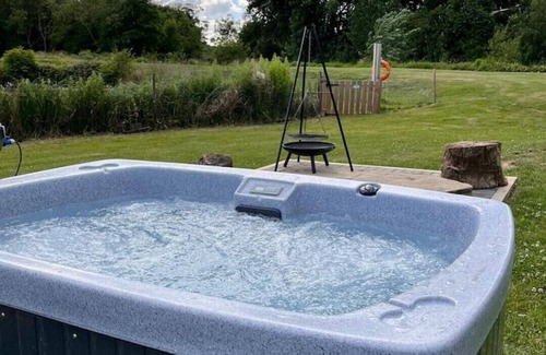 Legbourne Cabina | Romantic Riverside Pod with Private Hot Tub