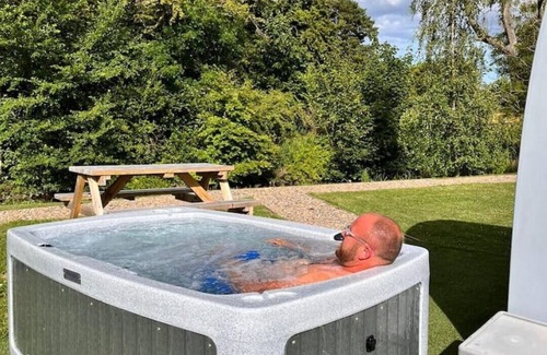 Legbourne Cabina | Romantic Riverside Pod with Private Hot Tub