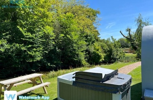 Legbourne Cabina | Romantic Riverside Pod with Private Hot Tub