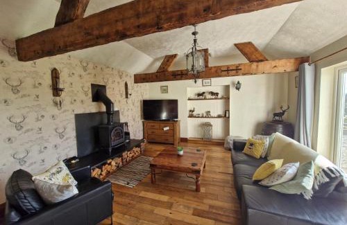 Capel Coch Casa | Romantic rural cottage, log burner, Smart TV early check in ,large gardens