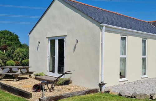 Capel Coch Casa | Romantic rural cottage, log burner, Smart TV early check in ,large gardens