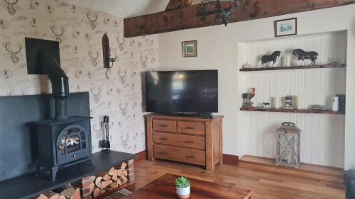 Capel Coch Casa | Romantic rural cottage, log burner, Smart TV early check in ,large gardens