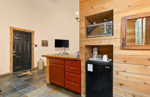 Gruene Casa | Romantic Silo Escape – King Loft & Porch Swing | Cozy & Peaceful Living Space with Modern Amenities