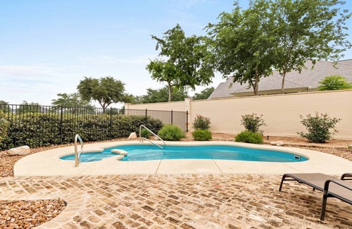 Gruene Casa | Romantic Silo Escape – King Loft & Porch Swing | Cozy & Peaceful Living Space with Modern Amenities