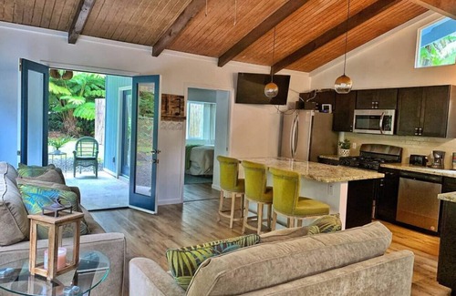 Ohia Estates Cabina | Romantic singing Cottage, soak hot tub, outdoor shower 5min to HI volcano park