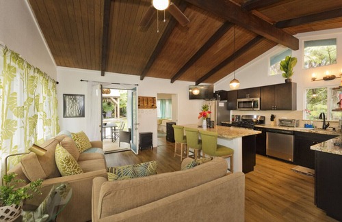 Ohia Estates Cabina | Romantic singing Cottage, soak hot tub, outdoor shower 5min to HI volcano park