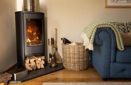 Bryn-crug Casa | Romantic Snowdonia Cottage with Hot tub, sea & mountain views