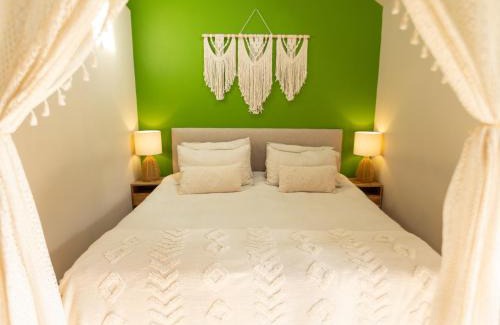 Bryn-crug Casa | Romantic Snowdonia Cottage with Hot tub, sea & mountain views