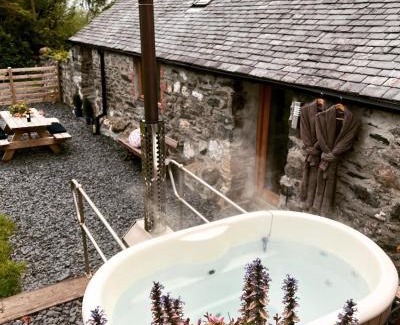 Bryn-crug Casa | Romantic Snowdonia Cottage with Hot tub, sea & mountain views