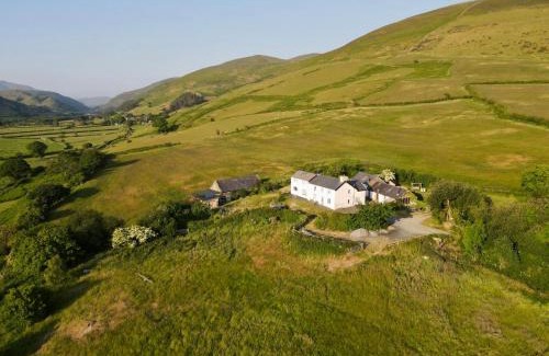 Bryn-crug Casa | Romantic Snowdonia Cottage with Hot tub, sea & mountain views