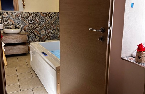 Centro Storico Cama Y Desayuno | Romantic Spa Suite with Jacuzzi – Historic Pulsano Escape